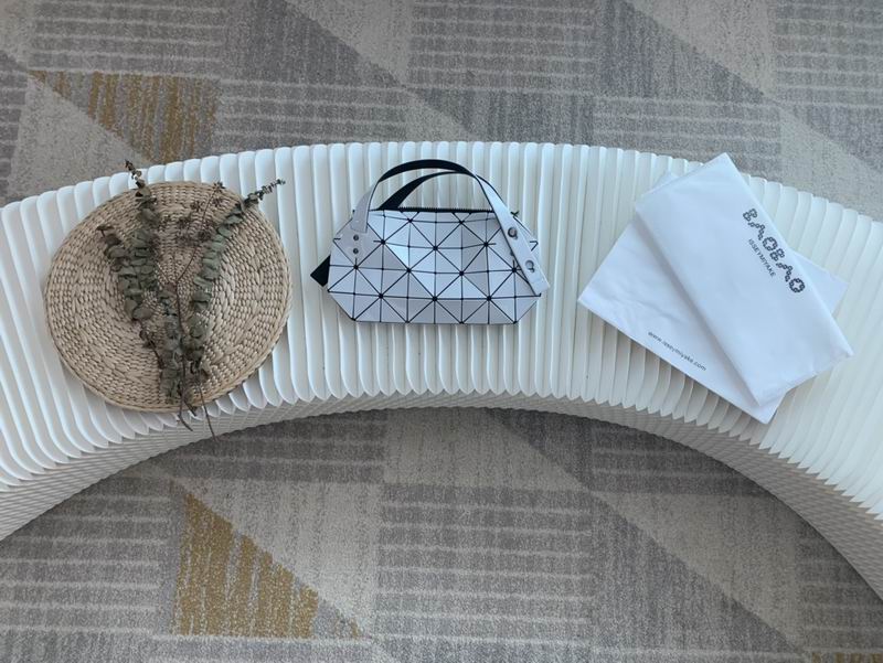Issey Miyake BB11-AG481 33x16x8cm Yt white